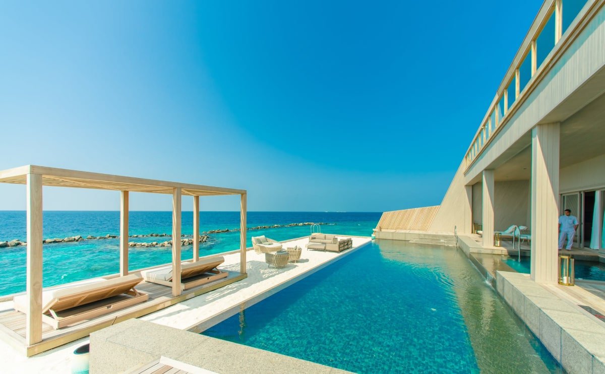 Reinterprets the classic bookshelf